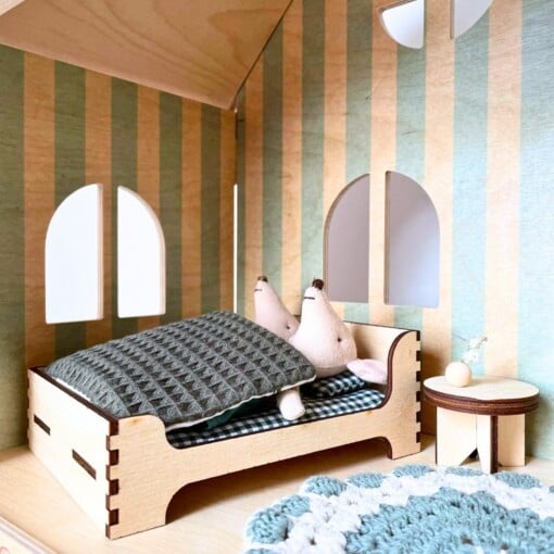 Poppenhuis 2 persoons bed - Poppenhuismeubel 2 persoonsbed, dubbel matras, kussens en deken.