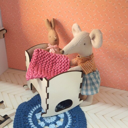 Poppenhuis Wiegje - Miniatuurhuis Wieg met matras en dekentje.