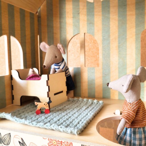 Poppenhuis Wiegje - Miniatuurhuis Wieg met matras en dekentje.