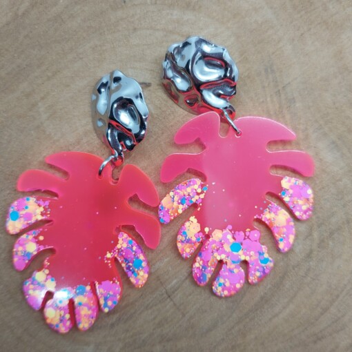 Resin oorbellen Monstera neonroze