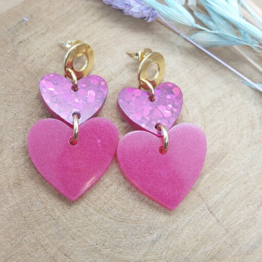 Resin oorbellen hartjes Fuchsia