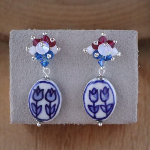 Swarovski Kristallen Oorbellen met Delfts Blauwe Tulp – Eerbetoon aan Nederland