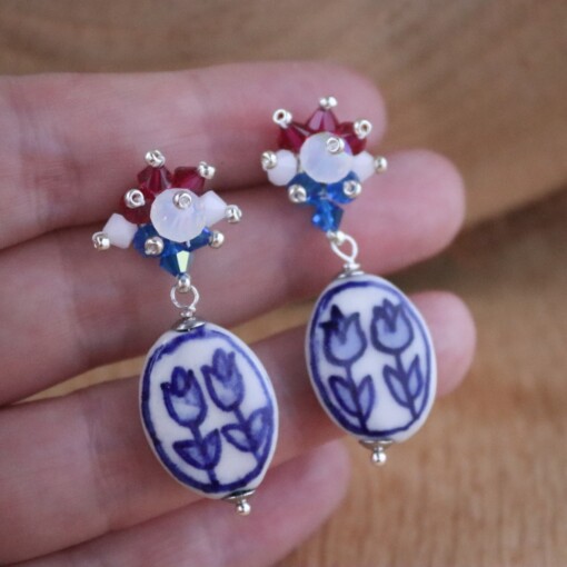 Swarovski Kristallen Oorbellen met Delfts Blauwe Tulp – Eerbetoon aan Nederland