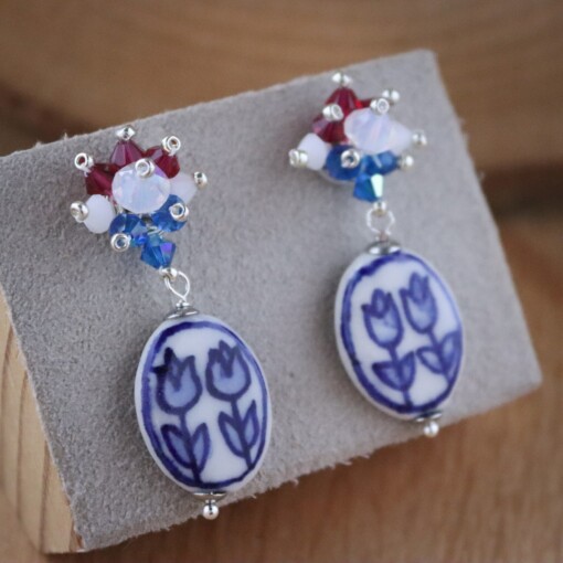 Swarovski Kristallen Oorbellen met Delfts Blauwe Tulp – Eerbetoon aan Nederland