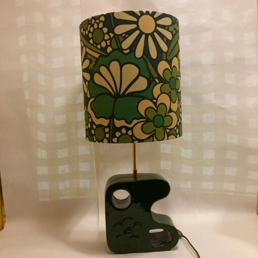Unieke keramieke tafellamp in retro design met bloemen in kleur groen