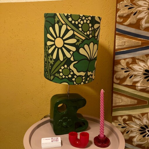 Unieke keramieke tafellamp in retro design met bloemen in kleur groen