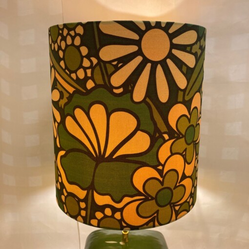 Unieke keramieke tafellamp in retro design met bloemen in kleur groen