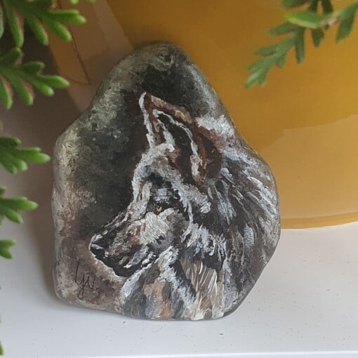 Wolf , hand beschilderde steen, met acryl verf - behandeld voor binnen en buiten decoratie. Gebaseerd op realistische afbeelding van wolf