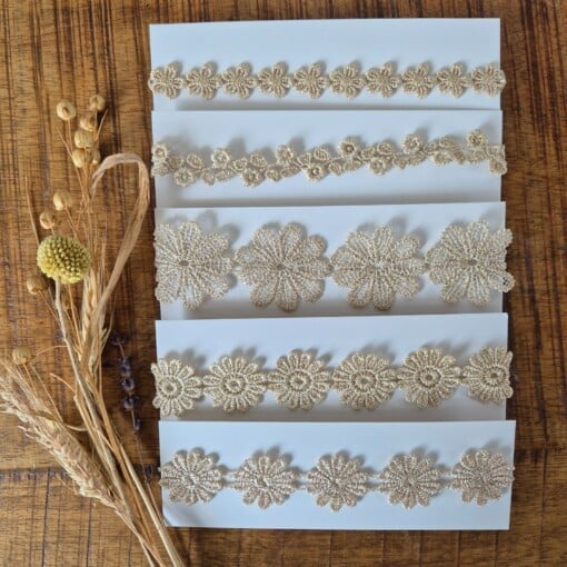Bloemenhaarbandjes doorlopend met licht gouden glitter
