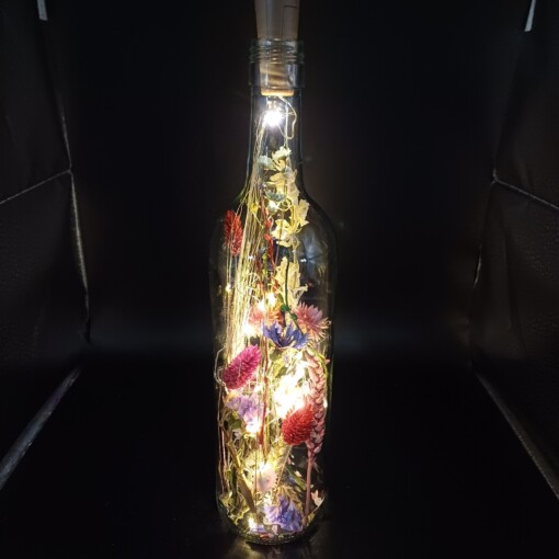 Droogbloemen in een magische fles met ledlampjes