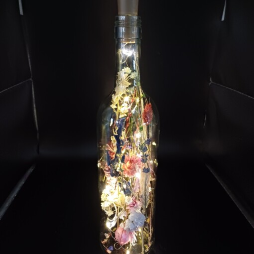 Droogbloemen in een magische fles met ledlampjes