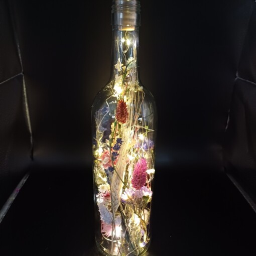 Droogbloemen in een magische fles met ledlampjes