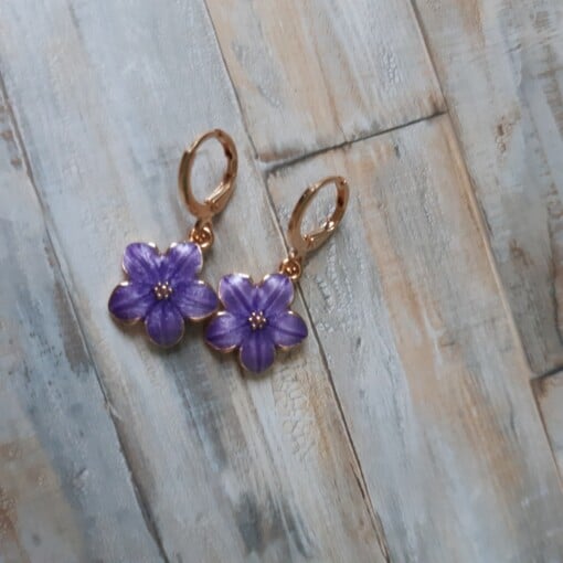 Fleurige oorbellen: Handgemaakt met bloemen bedeltje