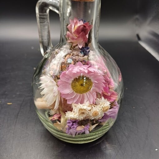 Glazen karafje incl. droogbloemen en een kurk