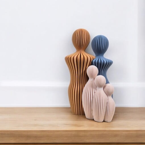 Modern 3d geprint beeldje gezin met 3 kinderen