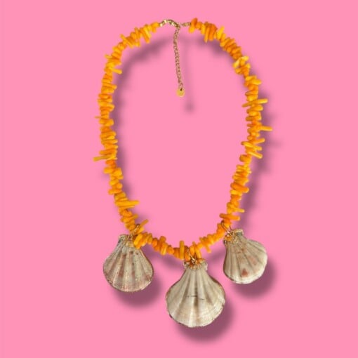 Ketting van faux koraal oranje met schelpen hangers/bedels