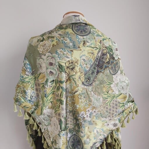 Satijnen 3-hoek sjaal met kwastjes ( groen | paisley, bloemen)
