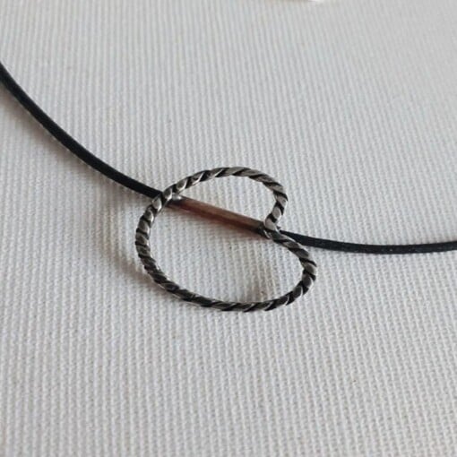 Zilveren Pompeblêd hanger, aan zwart rubber koord