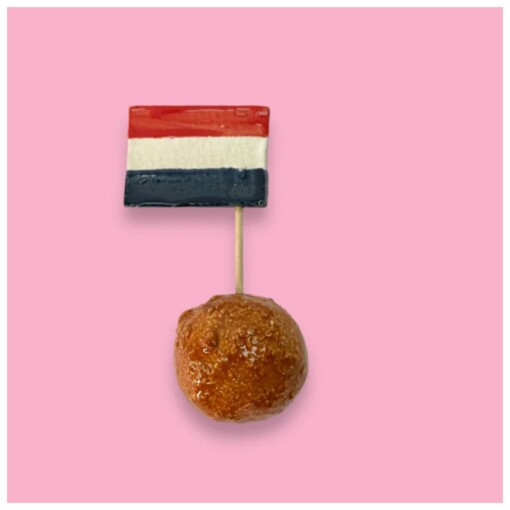 Bitterbal met vlaggetje van keramiek om op te hangen