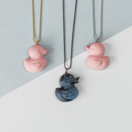 Ketting met roze of blauw eendje