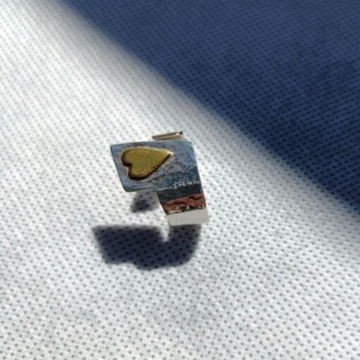 'Love is just around the corner', open zilveren ring met hartje