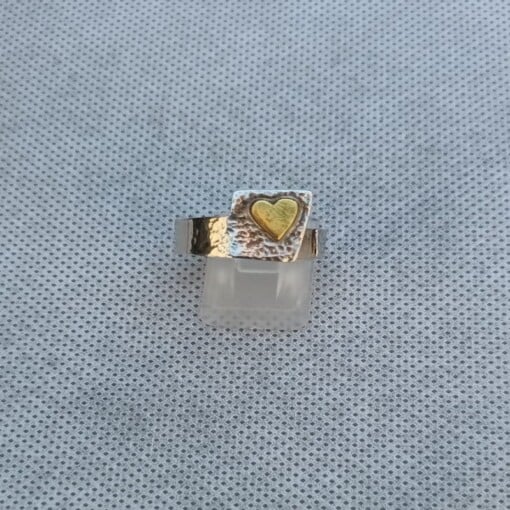 'Love is just around the corner', open zilveren ring met hartje