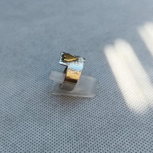 'Love is just around the corner', open zilveren ring met hartje