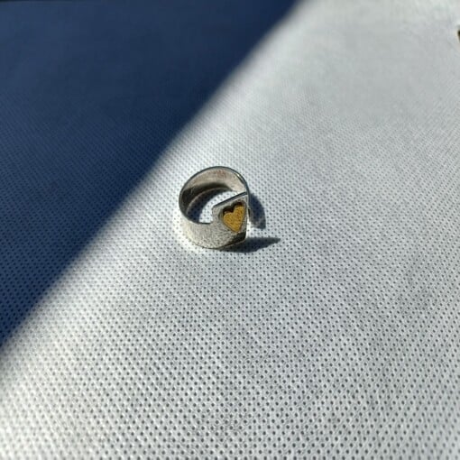 'Love is just around the corner', open zilveren ring met hartje