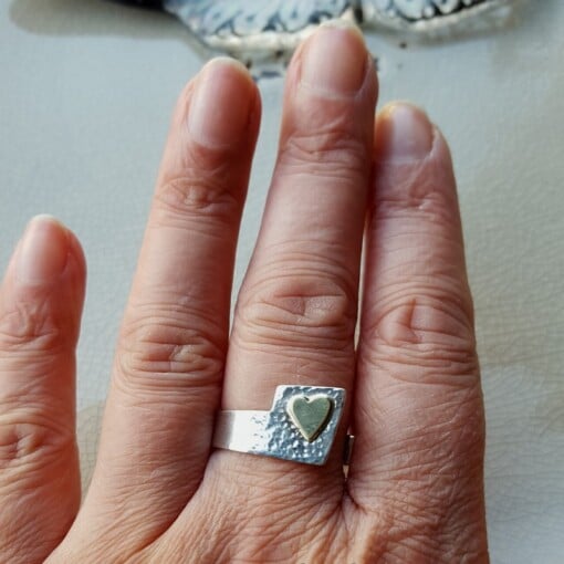 'Love is just around the corner', open zilveren ring met hartje