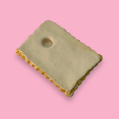 Scholiertje van keramiek om op te hangen