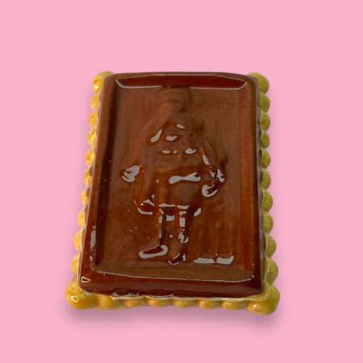 Scholiertje van keramiek om op te hangen