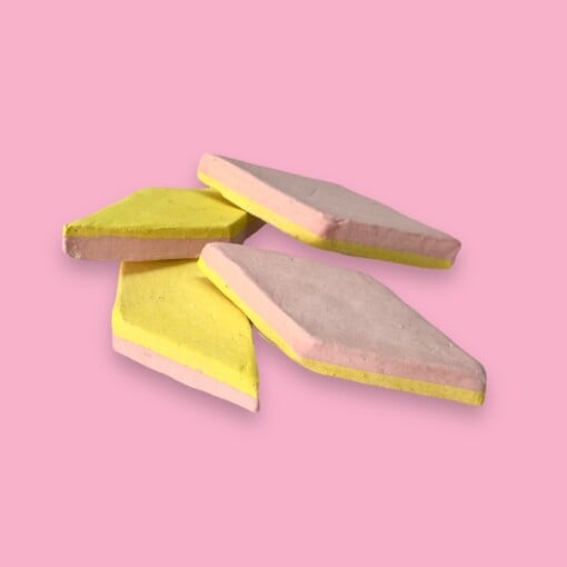 Geel/roze spekkie  van keramiek om op te hangen
