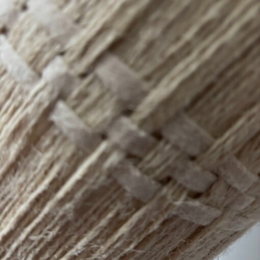 Stoere lamp, met houten voet in 2 kleuren hout. Handgemaakt en uniek