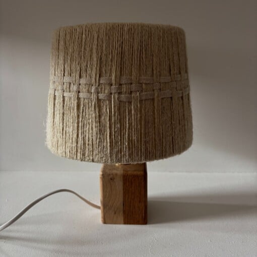 Stoere lamp, met houten voet in 2 kleuren hout. Handgemaakt en uniek