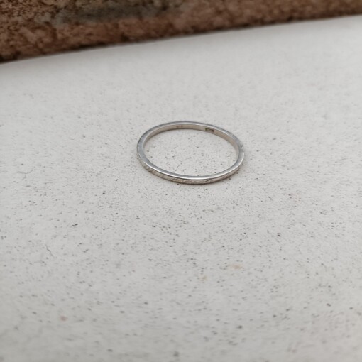 Zilveren ring met stoere structuur