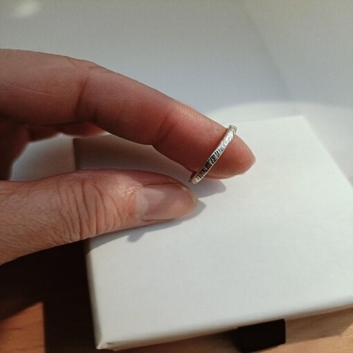 Zilveren ring met stoere structuur