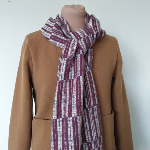 handgeweven aubergine kleurig met  subtiele kleurverloop gemaakt shawl