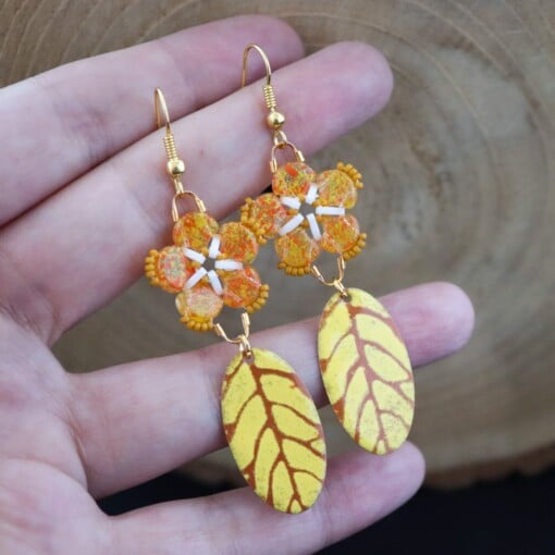 Gele bloemen oorbellen met emaille blad
