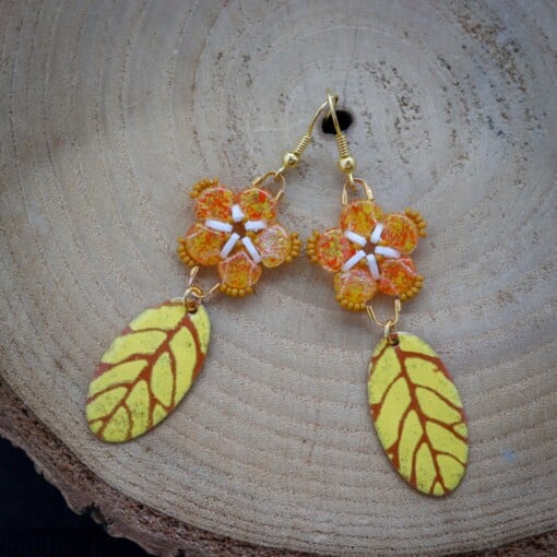 Gele bloemen oorbellen met emaille blad