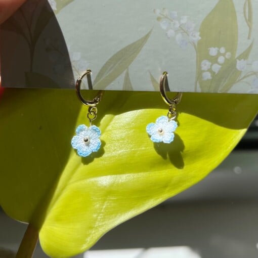 Micro Gehaakte Vergeet-mij-nietjes Oorbellen – Blauwe Kleurverloop Bloemetjes aan Hoops