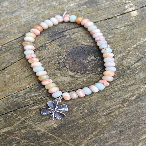 Natuursteen armbanden met bedel, 2 variaties