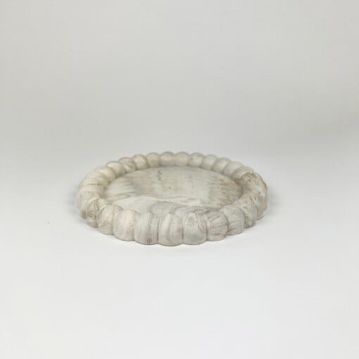 Ronde schaal voor sieraden of kaarsen met fijne Bolletjesrand – Handgemaakt van Jesmonite in Marmerlook