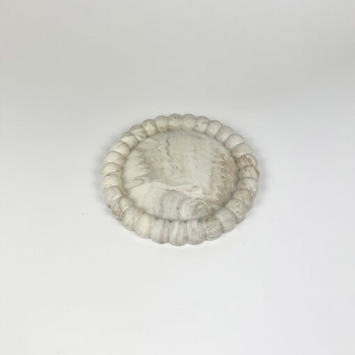 Ronde schaal voor sieraden of kaarsen met fijne Bolletjesrand – Handgemaakt van Jesmonite in Marmerlook