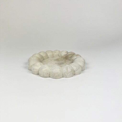 Ronde schaal voor sieraden en kaarsen met grove Bollenrand – Handgemaakt van Jesmonite in Marmerlook