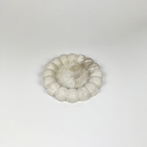 Ronde schaal voor sieraden en kaarsen met grove Bollenrand – Handgemaakt van Jesmonite in Marmerlook