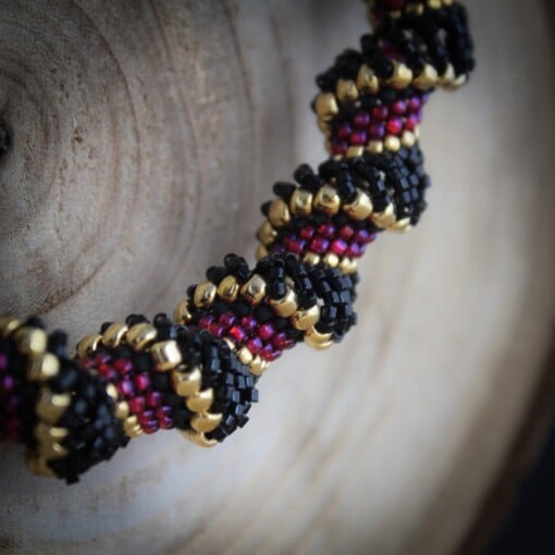 Spiraalvormige Kralenketting – Handgemaakt met 24 k Goud, Rood & Zwart