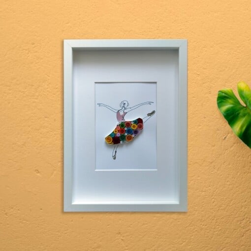 Papierkunst in quilling-techniek: Ballerina – elegante muurdecoratie met kleurrijke rok van papierstroken