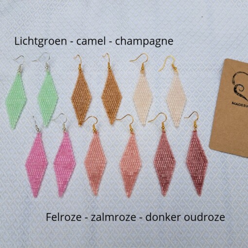 Felroze oorbellen van satin-silk glaskralen – met zilveren haakje, 7 cm