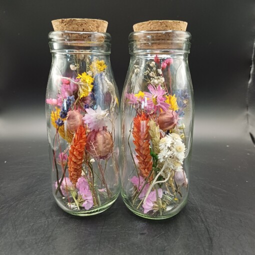Fleurige droogbloemetjes in een set van 2 flesjes