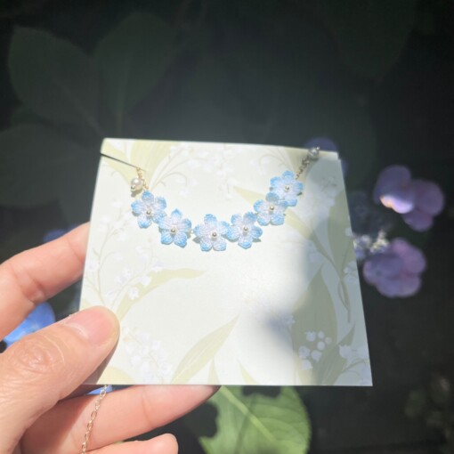 Gehaakte Vergeet-mij-nietjes Ketting – Handgeverfde Bloemen, Goudkleurig & Hypoallergeen